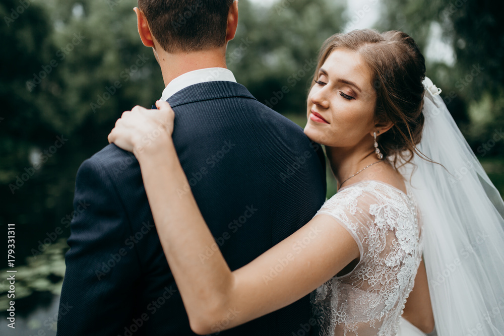 Naklejka premium Wedding couple are walking in the beautiful castle 
