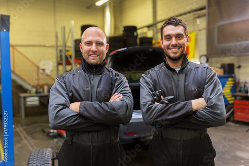 Fotografie auto mechanics or tire changers at car shop