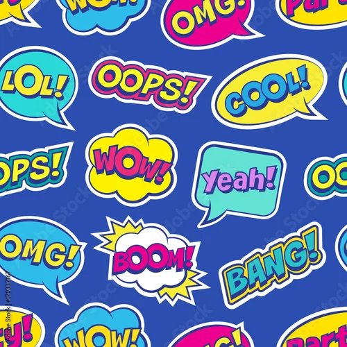 Tapety Bezszwowy kolorowy wzór z komiczną mową gulgocze łaty na błękitnym tle. Wyrażenia OOPS, COOL, YEAH, BOOM, WOW, OMG, BANG. Wektorowa ilustracja nowożytni roczników majchery, pop-art styl