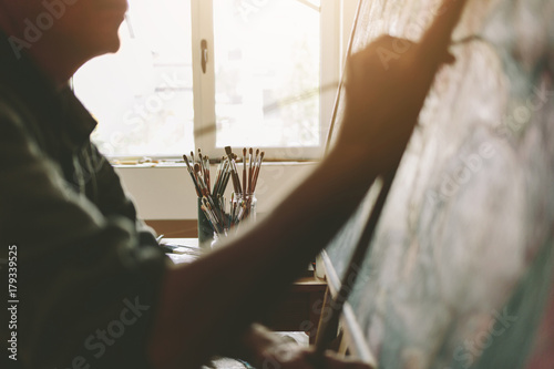 Painting at a stafelay. Work in the atelier.