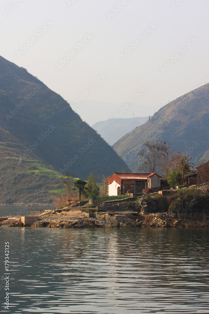 Naklejka premium traditional living house or cottage on the yangtze river, china