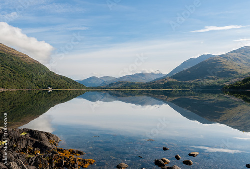 Fotografiet Mirror view - Reflections of mountains in Loch Creran - West coast Highlands, Sc