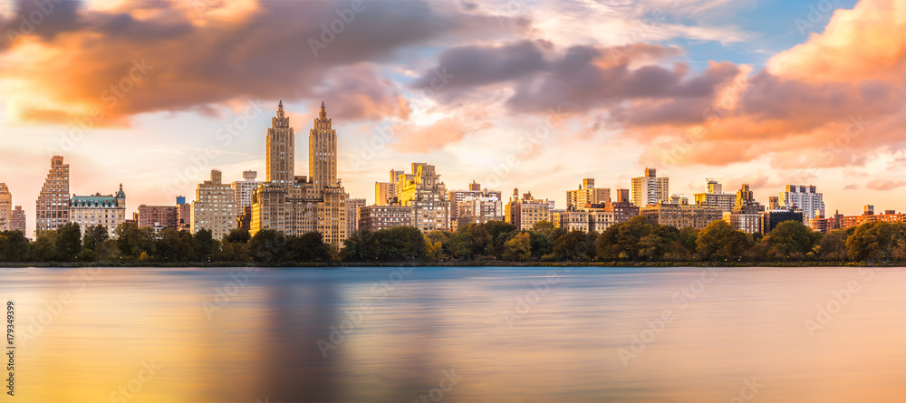 Fototapeta premium Nowy Jork Upper West Side linia horyzontu przy zmierzchem jak przeglądać od central park, przez Jacqueline Kennedy Onassis rezerwuar