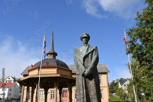 Troms, Tromsø, Norwegen, Statue, König, Kong, Haakon, VII, Haakon VII, Büste, Park, Stadt, Tromsøya, Pavillon, Holzpavillon, Zentrum, Altstadt photo