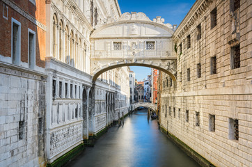 Fototapete Seufzerbrücke Seufzerbrücke Venedig romantische Gondelfahrt  © Mapics
