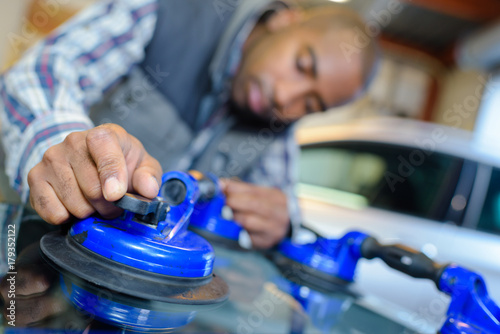 Принти на полотні vehicle glazier using suction to remove the windshield