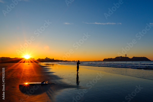 サーフボードと江の島サンライズ
