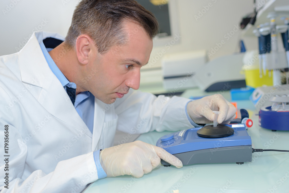 Obraz premium Laboratory technician setting up equipment