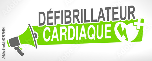 défibrillateur cardiaque sur mégaphone