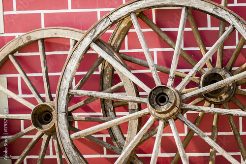 Roues de charrettes en bois anciennes photo