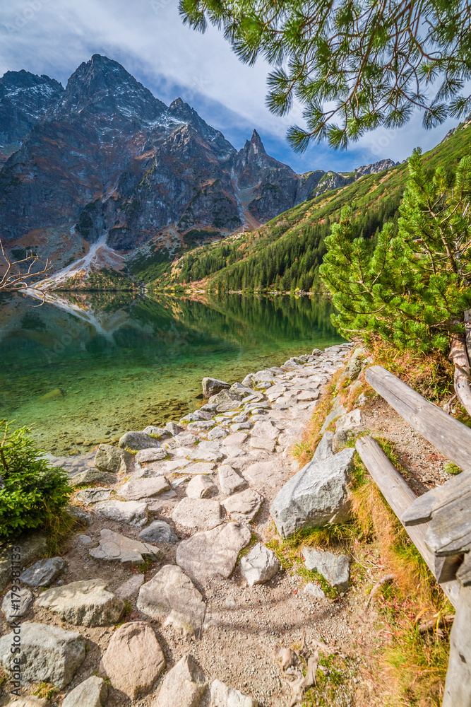 Obraz premium Stunning pond in the mountains at sunrise in autumn