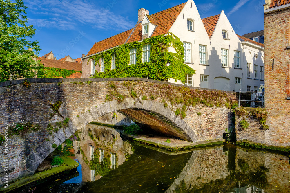 Naklejka premium Bruges (Brugge) cityscape with water canal and bridge