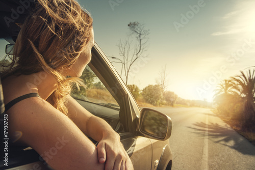 Frau schaut aus dem Auto raus