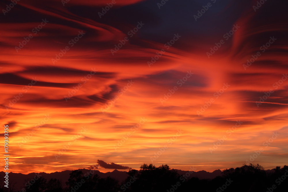 Tramonto spettacolare a Varese causato dagli incendi e dallo smog Tramonto spettacolare a Varese causato dagli incendi e dallo smog