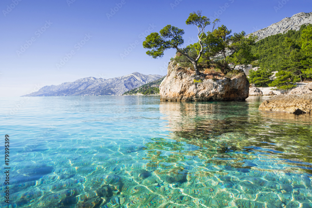 Obraz premium Piękna zatoka blisko Brela miasteczka, Makarska Rivera, Dalmatia, Chorwacja