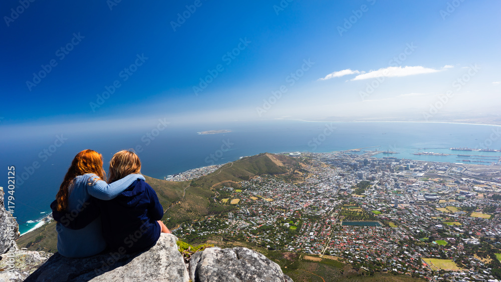 Fototapeta premium Dwie dziewczyny na szczycie góry stołowej, Cape Town
