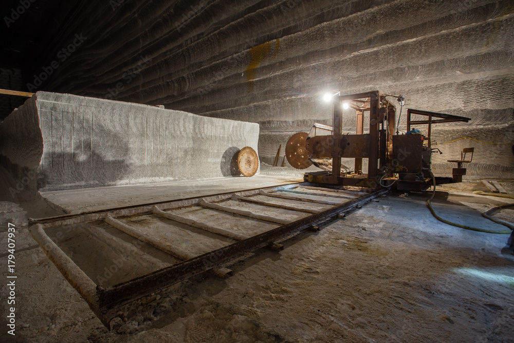     Machine for sawing the salt blocks in the underground salt mine shaft 