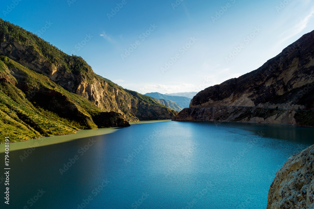 Река, крутые берега, горы, Дагестан, яркое небо