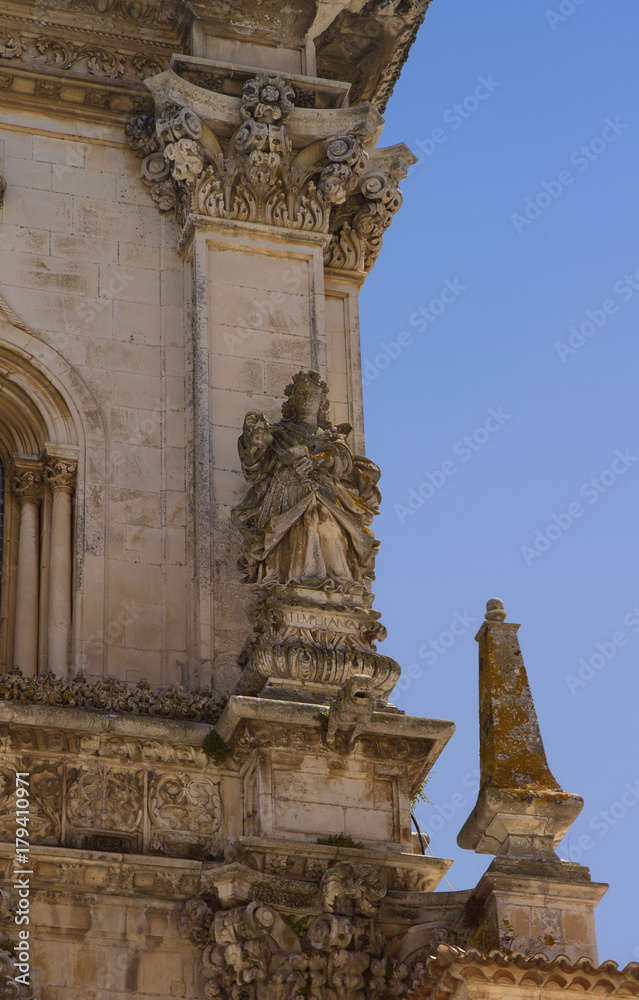 Obraz premium Elements of the architecture of the monastery of Santa Maria de Alcobás. Portugal.
