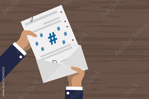 Person verschickt Brief - Hashtag Symbol