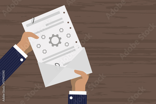 Person verschickt Brief - Zahnrad