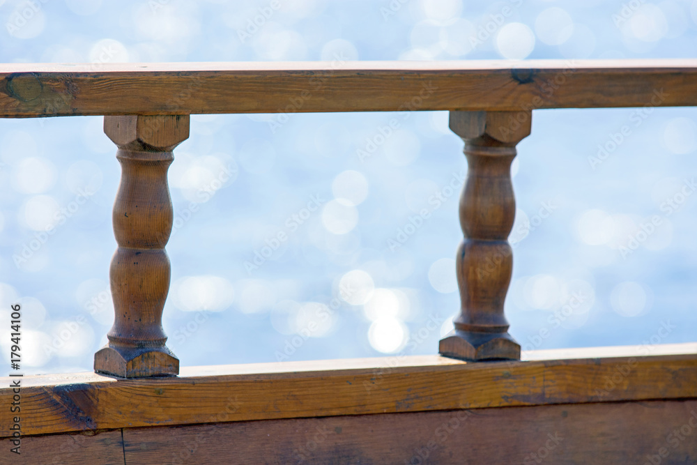 Φωτογραφία Old style wooden ship railing