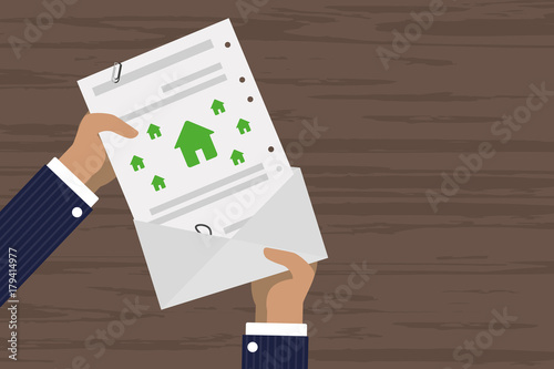 Person verschickt Brief - Hütte