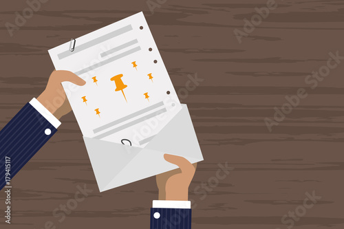Person verschickt Brief - Stecknadel