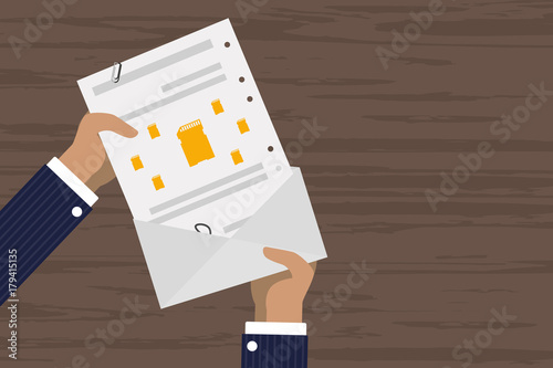 Person verschickt Brief - SD Karte