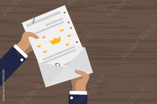 Person verschickt Brief - Krone - Premium