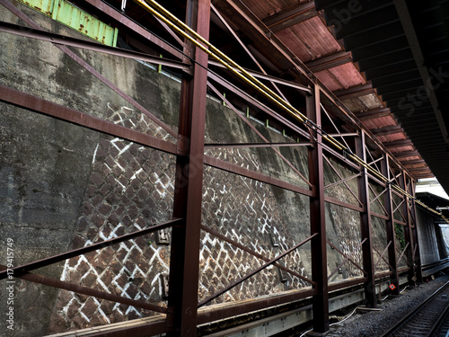 石垣と鉄骨、駅。