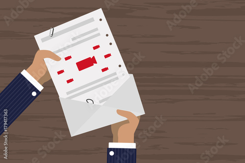 Person verschickt Brief - Digitalkamera