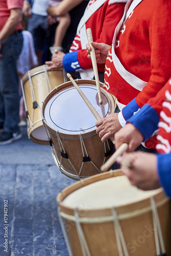 Fototapet Soldiers drumming in Tamborrada of San Sebastian, the drum parade to commemorate the day that allied Anglo-Portuguese troops invaded the city