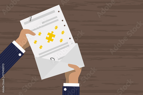 Person verschickt Brief - Puzzleteil