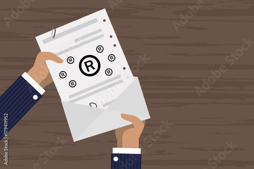 Person verschickt Brief - R - Urheberrecht