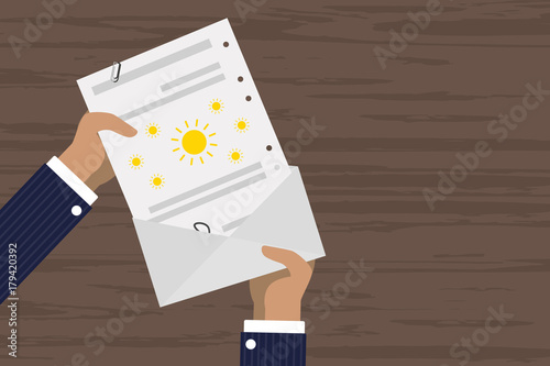 Person verschickt Brief - Sonnenschein