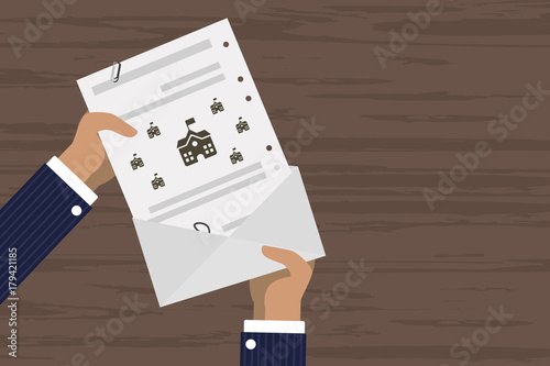 Person verschickt Brief - Rathaus Gebäude