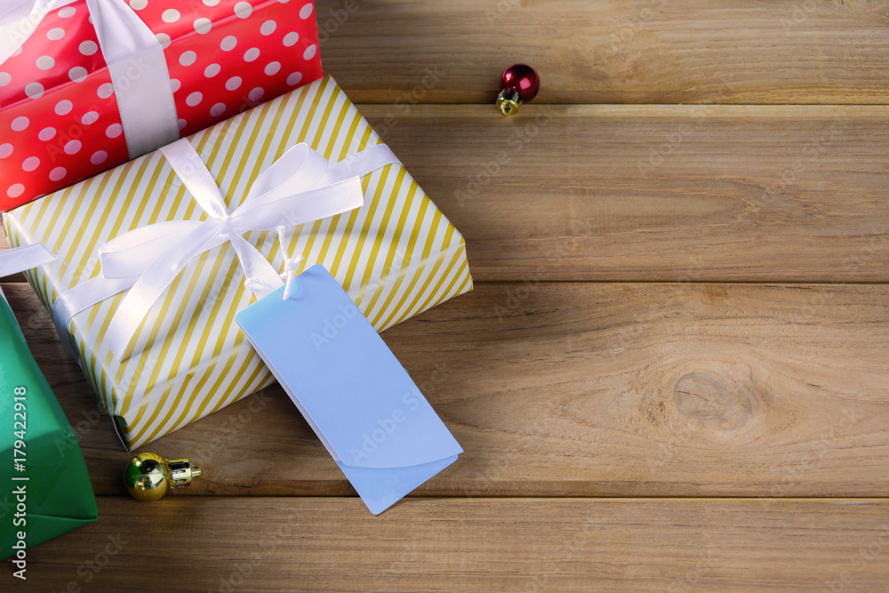 Obraz premium Gift Box Present on a wooden table with Christmas