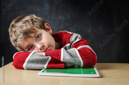 Cuadro en lienzo Bored student laying his head on his desk