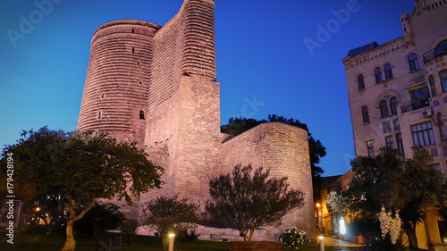 Baku Altstadt bei Nacht Jungfrauenturm