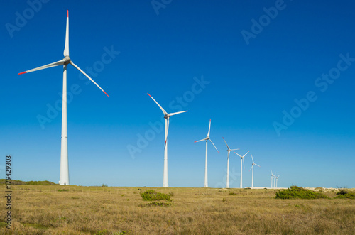 Ótimo conceito de energia renovável, geradores eólicos em céu azul, energia eólica.