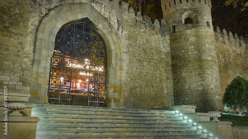 Baku Altstadtmauer bei Nacht