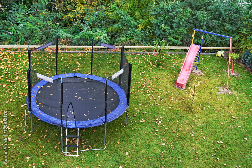 Trampolin und Kinderrutsche