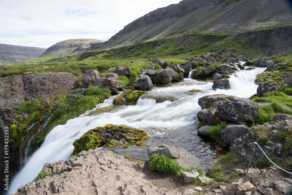 Landschaft rund um den Dynjandi-Wasserfall in den Westfjorden, Island Landschaft rund um den Dynjandi-Wasserfall in den Westfjorden, Island