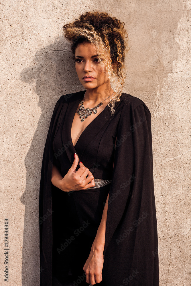 Φωτογραφία Beautiful and elegant woman portrait wearing black dress and necklace