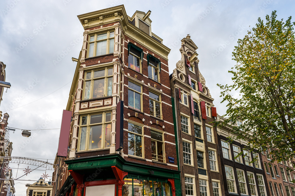 Fototapeta premium Façades à Amsterdam, Hollande aux Pays-Bas