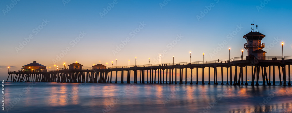 Obraz premium Molo Huntington Beach w Huntington Beach o zmierzchu zmierzchu blasku