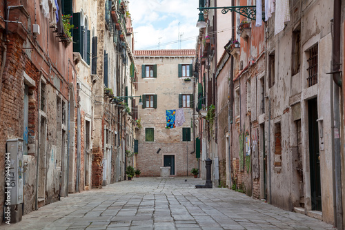 Fototapeta Naklejka Na Ścianę i Meble -  Wohnhäuser in Venedig, Italien