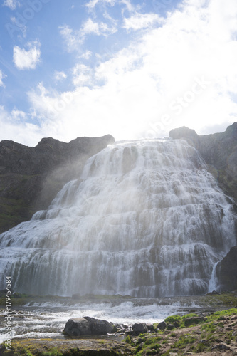 Landschaft rund um den Dynjandi-Wasserfall in den Westfjorden  Island