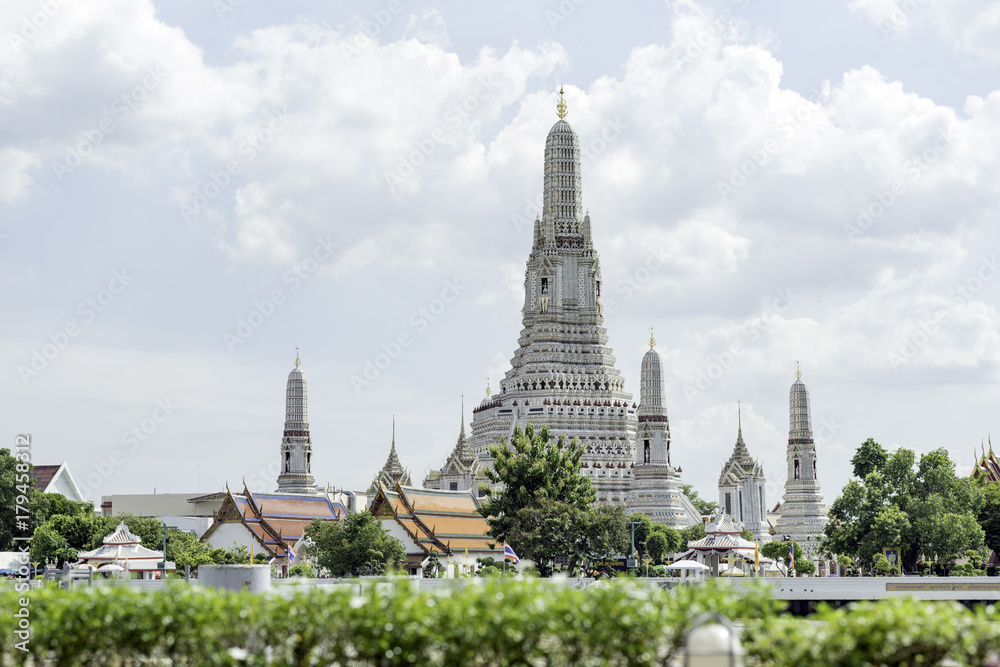 Fototapeta premium ワットアルンの大仏塔